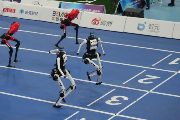 Pekin'de düzenlenen Dünya İnsansı Robot Oyunları kapsamında insansı robotlar, 26 Ağustos 2026 Çarşamba günü 100 metre final yarışında yarışıyor (AP/Achmad Ibrahim)