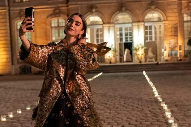 Pazarlama yöneticisi Emily Cooper'a hayat veren 37 yaşındaki aktris Lily Collins, efsanevi müzisyen Phil Collins'in kızı (Netflix)