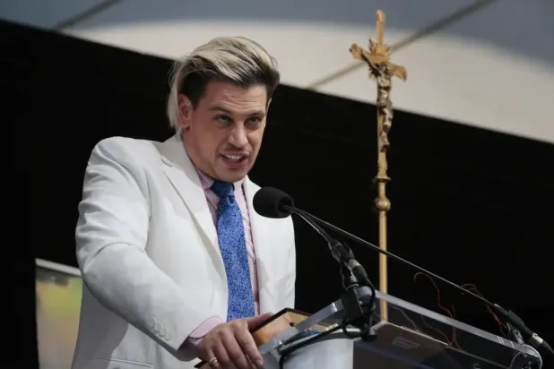 Yetkililere göre radikal sağcı provokatör Milo Yiannopoulos, Louisiana'daki bir havaalanında tutuklanmasından bir gün sonra Birleşik Krallık'a sınır dışı edildi (AFP)