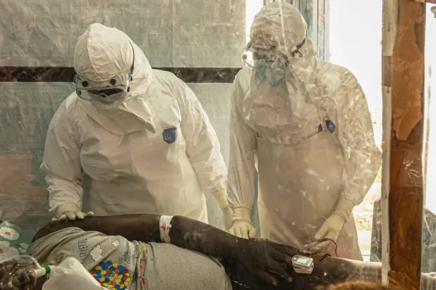 Kongo'nun Ituri kentindeki Ruambara tedavi merkezinde hemşireler Ebola virüsü bulaşmış bir hastayı tedavi ediyor (AP)