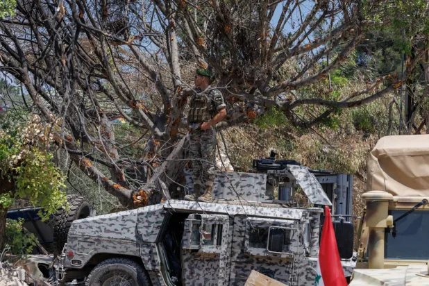 ضابط بالجيش اللبناني يتمركز في موقع بقرية زوطر الغربية جنوب لبنان خلال عملية انتشار للجنود اللبنانيين في واحدة من 3 مناطق تُعرف بـ«المناطق التجريبية» عقب انسحاب القوات الإسرائيلية (رويترز)