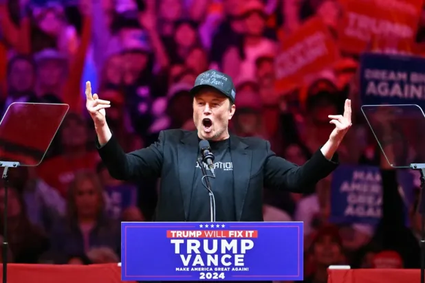 Elon Musk, 2024 yılında New York’taki Madison Square Garden’da Donald Trump’ı desteklemek amacıyla düzenlenen seçim mitinginde konuşma yaparken (AFP)
