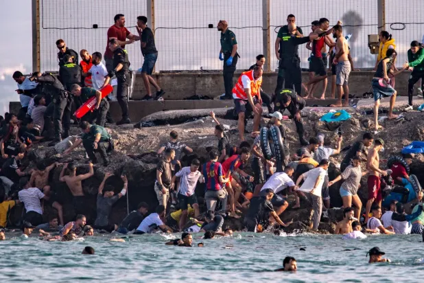 Fas’ın kuzeyinde, çoğu gençlerden oluşan yüzlerce kişi, Ceuta’ya girmeye çalışıyor. (AP)