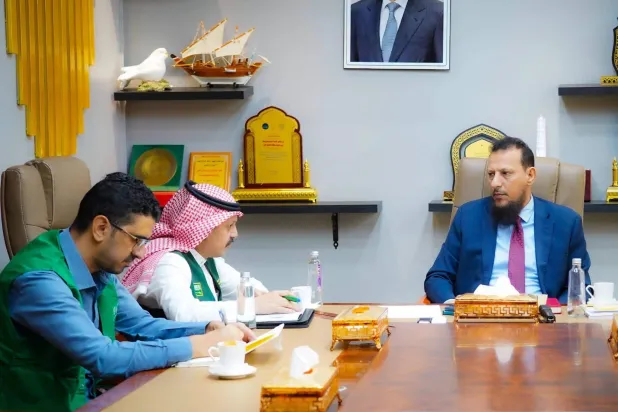 Aden governor meets with a Saudi program official (government media)