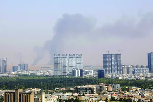 24 Temmuz 2026'da Irak Kürdistanı'ndaki Erbil havaalanı yakınlarında meydana gelen patlamaların ardından yükselen duman (AFP)