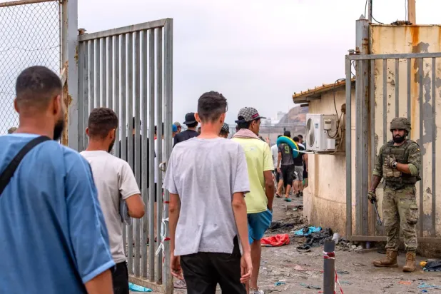 Göçmenler bugün Ceuta'dan Fas'a geri döndü (AP)