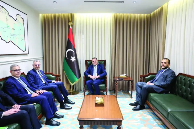 
من لقاء بولس مع الدبيبة في طرابلس وبدا حاضراً وكيل وزارة الدفاع الفريق عبد السلام الزوبي (وكالة الأنباء الليبية)