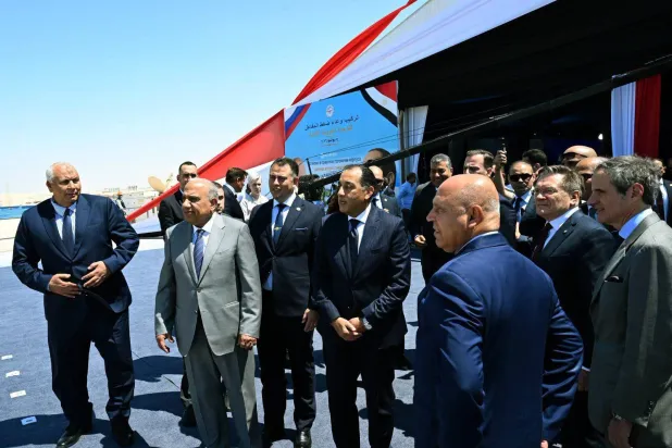 رئيس الوزراء مصطفى مدبولي خلال مراسم تركيب وعاء الضغط بمحطة الضبعة النووية الشهر الماضي (وزارة الكهرباء المصرية)