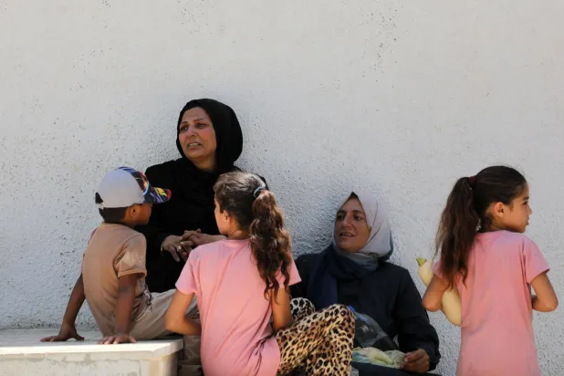 خلال تشييع قتيلين سقطا بغارة إسرائيلية على حي الشيخ رضوان في مدينة غزة السبت (د.ب.أ)
