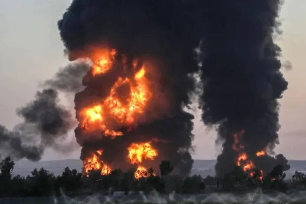 The cause of the blaze, which began in an asphalt tank, was not yet known, Iraqi civil defense said. Safin HAMID / AFP
