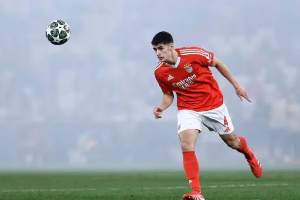 Soccer Football - Champions League - Round of 16 - First Leg - Benfica v FC Barcelona - Estadio da Luz, Lisbon, Portugal - March 5, 2025 Benfica's Antonio Silva in action REUTERS/Rodrigo Antunes