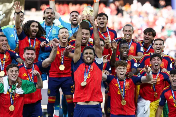 رودري يصبح رابع لاعب في التاريخ يفوز بكأس العالم وبطولة كأس الأمم الأوروبية وكأس أوروبا والكرة الذهبية (أ.ف.ب)