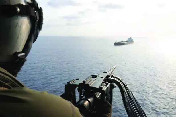 Geçtiğimiz nisan ayında bir ABD askerinin helikopterden Hürmüz Boğazı yakınlarındaki bir İran gemisini uyardığı video görüntüsünden bir kare (CENTCOM)