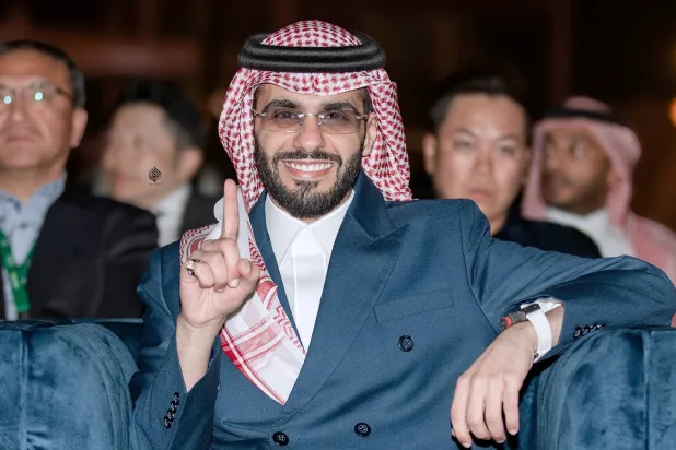 أكد القحطاني أن الطموح الذي يقود إسطبلاته يتمثل على المنافسة في أكبر المضامير العالمية (حسابه في «إكس»)