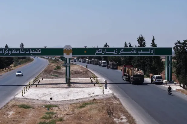 Suriye’nin kuzeyindeki kamplardan gönüllü geri dönüş konvoyu, İdlib’ten ayrılıp Hama’nın kuzey kırsalına doğru yola çıktı. (Suriye Acil Durum ve Afet Yönetimi Bakanlığı)