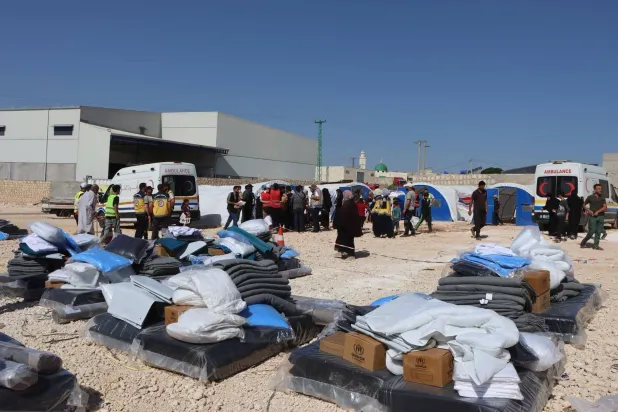 فرش جديد مقدم لنازحين من مخيمات الشمال السوري ضمن قافلة العودة الطوعية الجديدة (وزارة الطوارئ)
