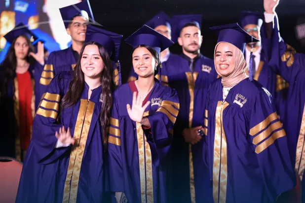 حفل تخرج لطلاب في جامعة «أكتوبر للعلوم الحديثة والآداب» (صفحة الجامعة على «فيسبوك»)