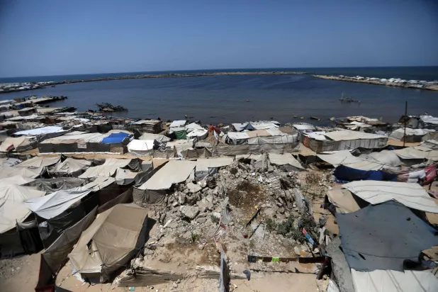  02 August 2026, Palestinian Territories, Gaza: Tents sheltering displaced Palestinians crowd along the Gaza seaport in Gaza City, amid high summer temperatures. (dpa)