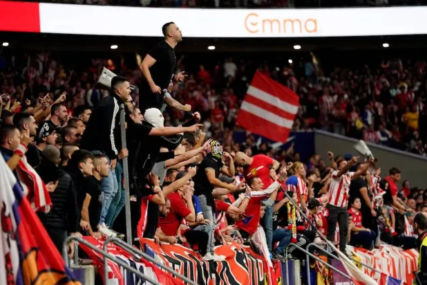 جماهير أتلتيكو مدريد الإسباني تدعم ناديها (رويترز)
