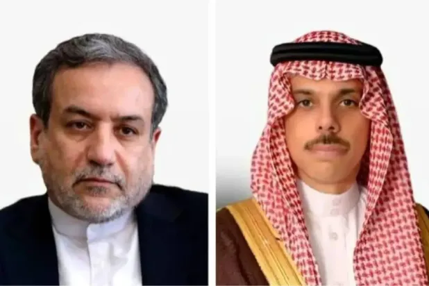 الأمير فيصل بن فرحان وزير الخارجية السعودي نظيره الإيراني عباس عراقجي (الشرق الأوسط)