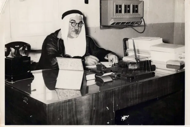 الطبيب والدبلوماسي رشاد محمود فرعون في مكتبه (دارة الملك عبد العزيز)