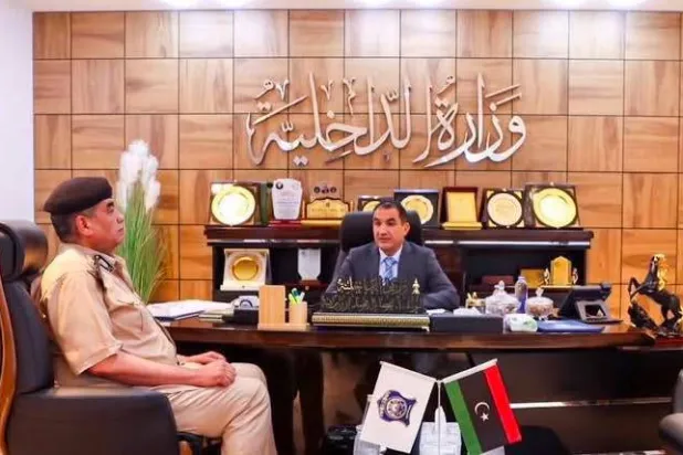 وزير الداخلية بحكومة شرق ليبيا عصام أبو زريبة مجتمعاً مع مدير أمن غات اللواء عبد الله العكشي يوم الاثنين (وزارة الداخلية)