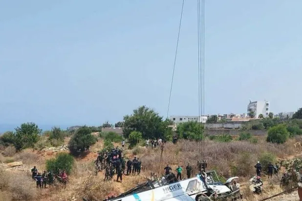 المنحدر الذي سقطت فيه الحافلة بمنطقة بومرداس شرق العاصمة الجزائرية يوم الجمعة الماضي (الحماية المدنية)