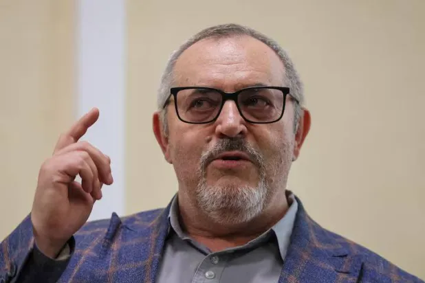 بوريس ناديجدين السياسي الروسي المناهض للحرب يمثل أمام المحكمة في موسكو يوم 17 يوليو 2026 (رويترز)