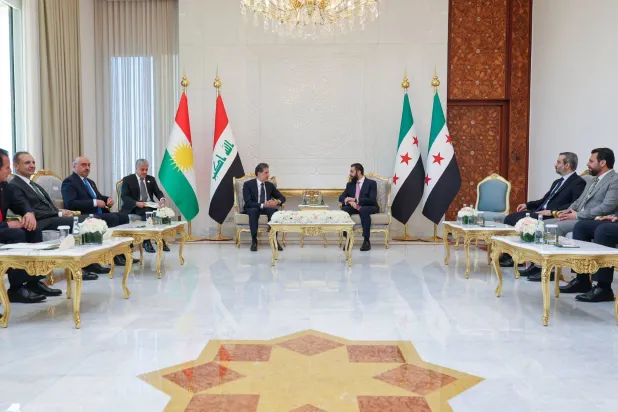 لقاء بين الرئيس أحمد الشرع ورئيس إقليم كردستان العراق نيجيرفان بارزاني في قصر الشعب بدمشق بمشاركة أعضاء الوفدين (حساب الرئاسة)