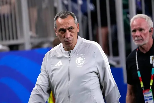 المدير الفني للمنتخب السعودي اليوناني جورجيوس دونيس (أ.ب)