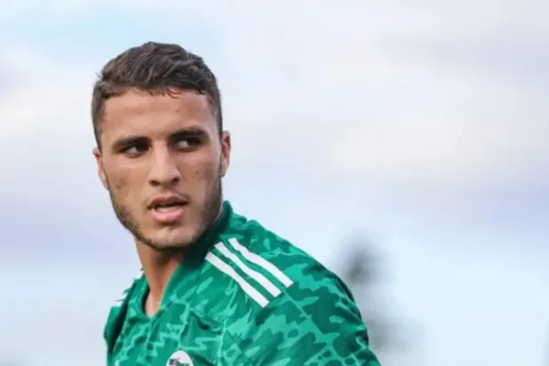 لاعب الوسط الجزائري ياسين تيطراوي (منتخب الجزائر)
