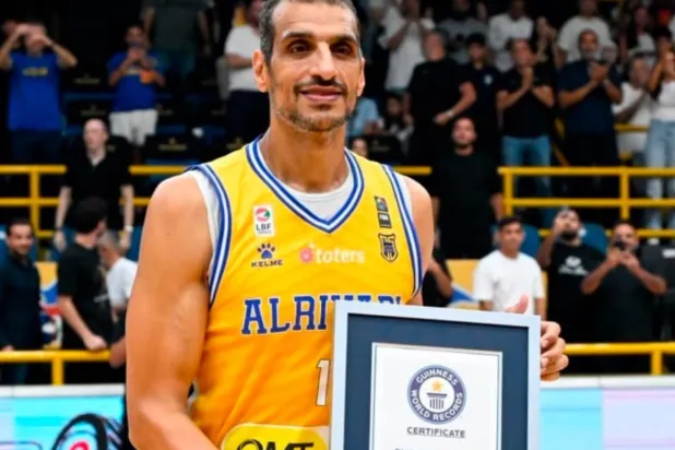 المصري إسماعيل أحمد نجم الرياضي اللبناني يتسلم شهادة «غينيس» (حساب اللاعب على «إنستغرام»)