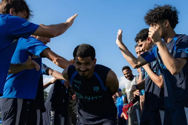 لاعبو الهلال يحتفلون بمحرزي (نادي الهلال)