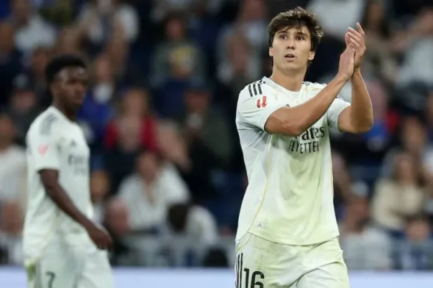 Soccer Football - LaLiga - Real Madrid v Real Oviedo - Santiago Bernabeu, Madrid, Spain - May 14, 2026 Real Madrid's Gonzalo Garcia applauds fans after being substituted REUTERS/Isabel Infantes