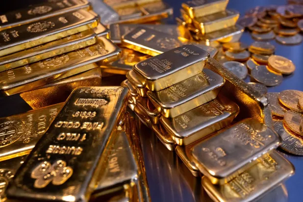 سبائك وعملات ذهبية موضوعة على طاولة في متجر «برو أوروم» لتجارة المعادن النفيسة في ميونيخ (د.ب.أ)