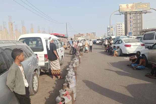 طوابير طويلة أمام محطات بيع الغاز المنزلي في عدن (إعلام محلي)