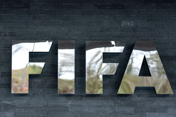 ضربة من الداخل أمين عام «فيفا» يدين مشروع إنفانتينو لبيع كأس العالم (أ.ب)
