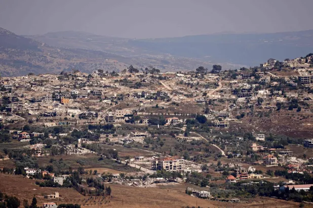 مشهد عام يُظهر المنازل المدمرة في بلدة الخيام الحدودية بجنوب لبنان في ظل استمرار آثار الحرب (أ.ف.ب)