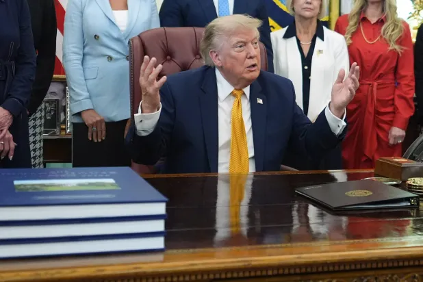 الرئيس الأميركي دونالد ترمب انتقد بيرو علناً أمام الصحافيين في المكتب البيضاوي بالبيت الأبيض يوم 3 أغسطس (أ.ب)