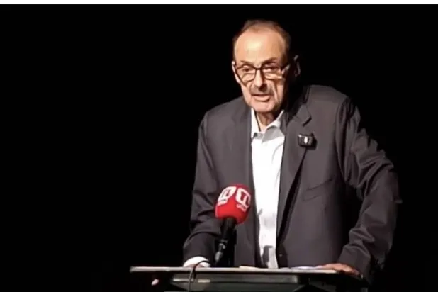 في أثناء تكريمه في جامعة الكفاءات وإلقائه كلمة في المناسبة (فيسبوك)
