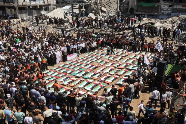 Gazze'deki enkazın altından çıkarılan 112 Filistinlinin cenaze törenindeki Filistinliler (AFP)