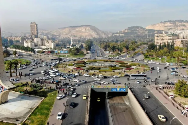 مركبات في أحد ميادين دمشق (رويترز)