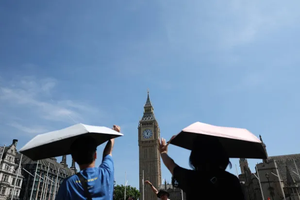 الشمس حارقة قرب «بيغ بن» ومبنى البرلمان في لندن... حتى الطقس تغيّر (رويترز)