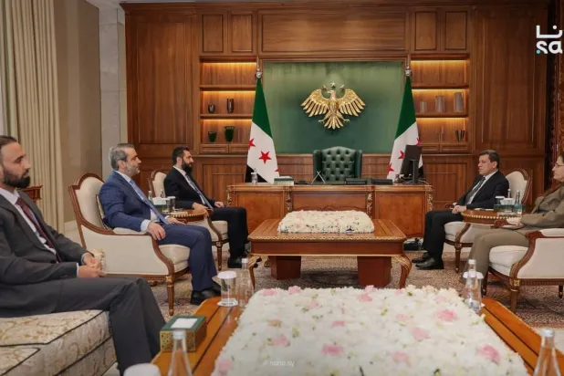 الرئيس أحمد الشرع استقبل الثلاثاء في قصر الشعب قائد «قسد» مظلوم عبدي ومسؤولة العلاقات الخارجية في «الإدارة الذاتية» إلهام أحمد بحضور وزير الخارجية أسعد الشيباني ومحافظ دير الزور زياد العايش (سانا)