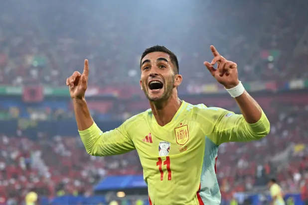 الإسباني فيران توريس مهاجم برشلونة (د.ب.أ)