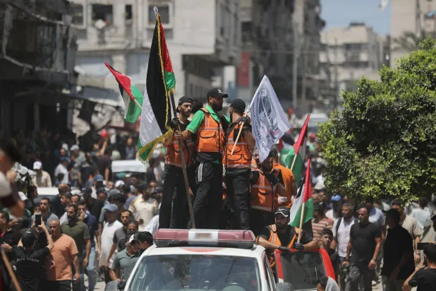 فلسطينيون خلال تشييع جنازات 112 فرداً من عشيرة واحدة الثلاثاء بعد مقتلهم في ضربة إسرائيلية خلال الحرب (د.ب.أ)