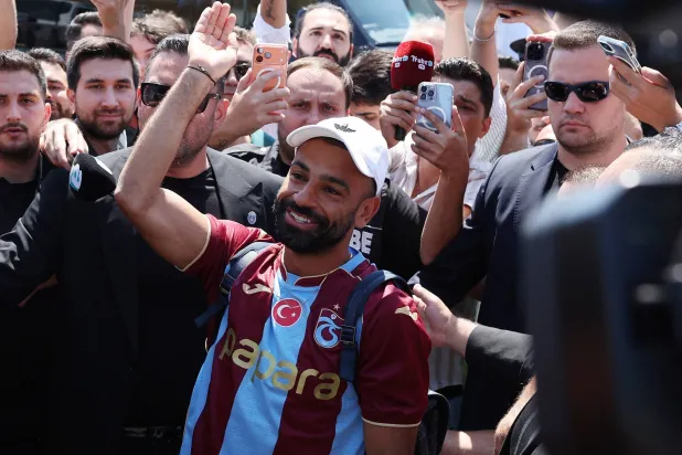 Ataturk Airport, Istanbul, Türkiye - August 5, 2026 Mohamed Salah waves at fans as he arrives in Türkiye to sign with Trabzonspor. (Reuters) 
