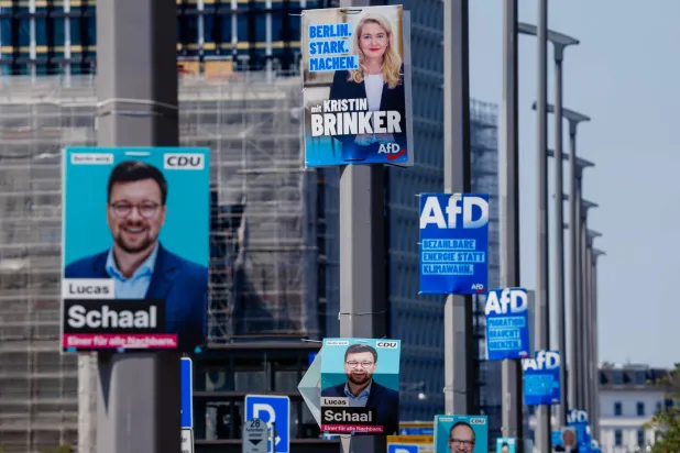 ملصقات الحملات الانتخابية لحزب البديل من أجل ألمانيا (AfD) والاتحاد الديمقراطي المسيحي (CDU) تظهر على أعمدة الإنارة في برلين (إ.ب.أ)