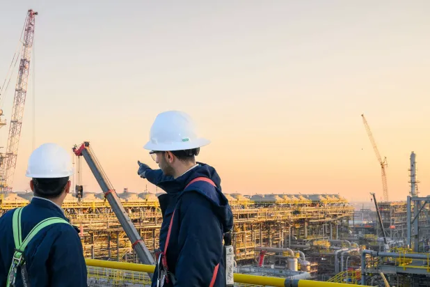 مهندسان يتابعان أعمال شركة «أرامكو» (الشركة)