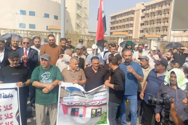 موظفون عراقيون في مدينة البصرة جنوب العراق خلال وقفة احتجاج على تأخر الراوتب (إكس)